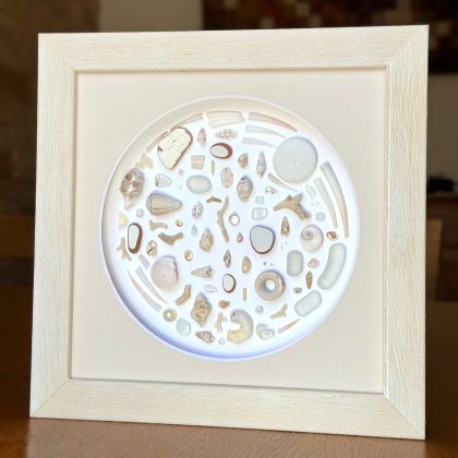 Cuadro terapéutico inspirado en el Mediterráneo, hecho con elementos naturales como conchas y madera varada.