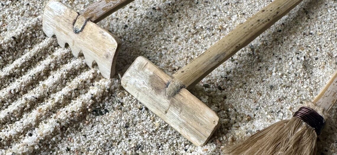 Herramientas artesanales para jardín zen: rastrillo, aplanador y escoba