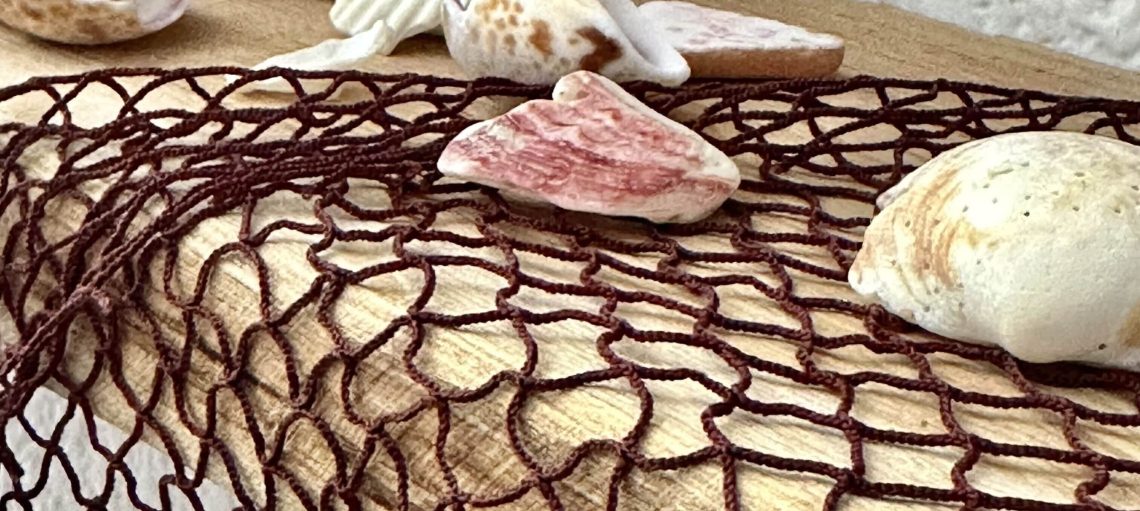 Red de pesca reciclada extendida con hallazgos naturales